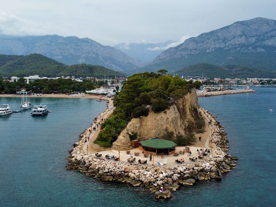 La penisola del parco — Lo scoglio verde che chiude la baia