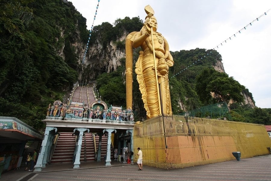 Batu Caves — Una statua dorata alta come un palazzo di dieci piani