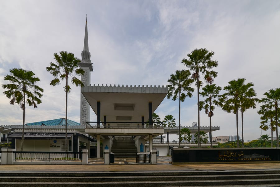 Masjid Negara — La grande moschea nazionale a forma di ombrello aperto