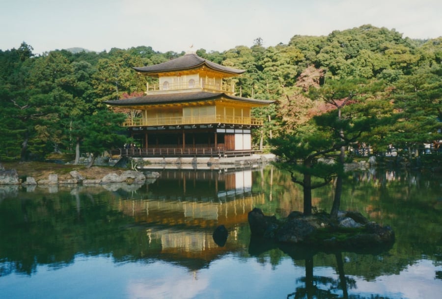 Kinkaku-ji — Il Padiglione d'Oro riflesso nello stagno