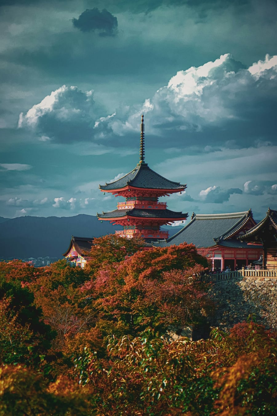 Kiyomizu-dera — La pagoda tra il rosso degli aceri d'autunno