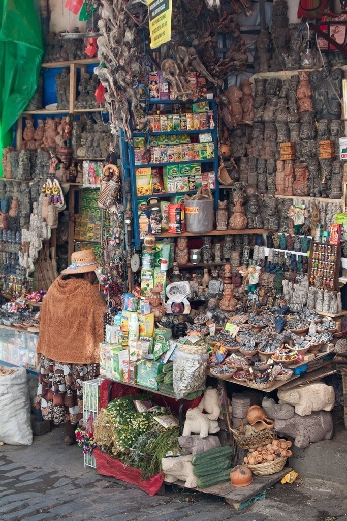 Il Mercato delle Streghe — Amuleti e offerte per la Pachamama sulla Calle Linares