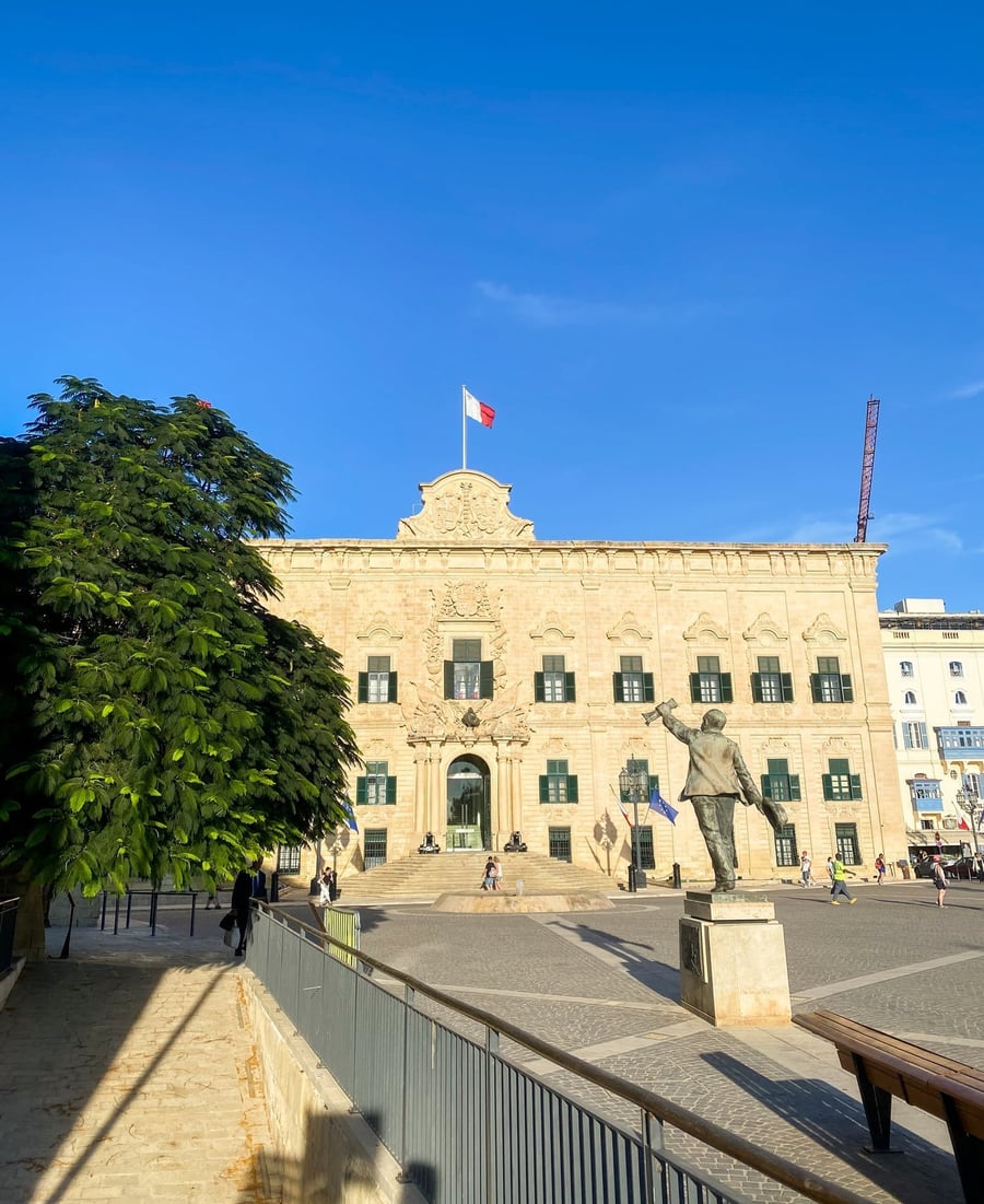 Auberge de Castille — La più sontuosa delle locande dei Cavalieri, oggi sede del governo