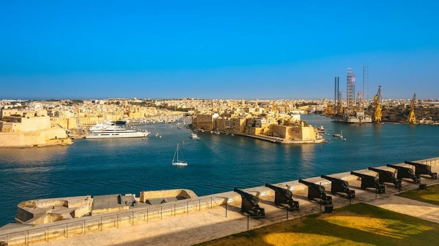 Giardini dell'Upper Barrakka — Il balcone verde sul Grand Harbour, tra cannoni e archi neoclassici