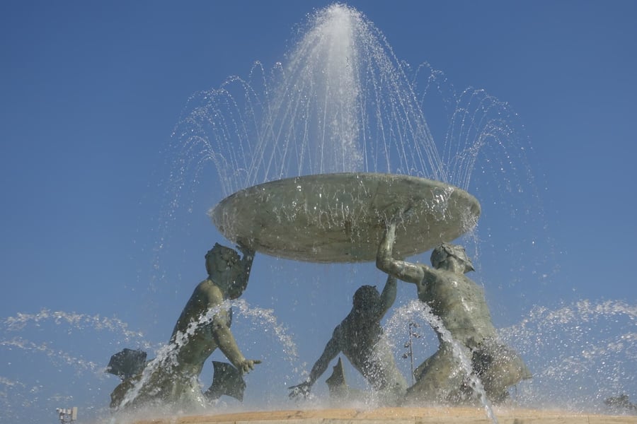Fontana dei Tritoni — Tre tritoni di bronzo che accolgono i visitatori alla City Gate