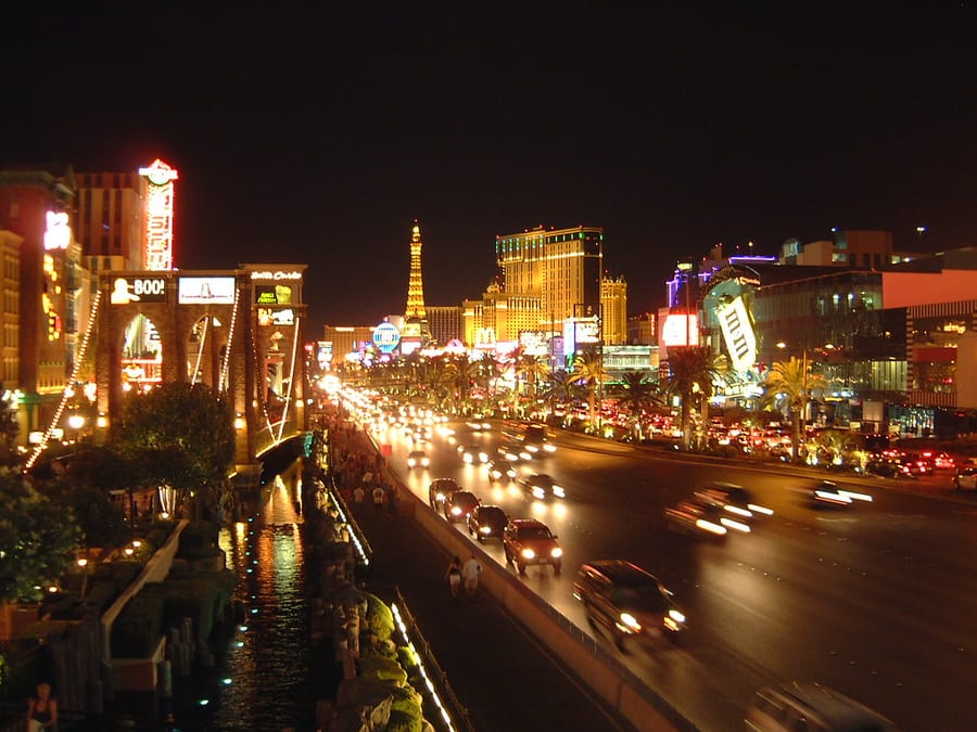 The Strip — Sette chilometri di casinò e luci nel cuore del deserto