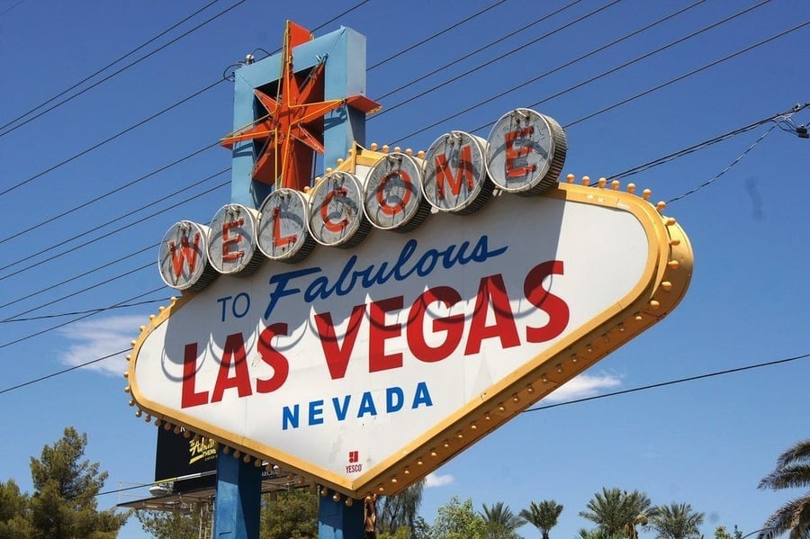 Welcome to Fabulous Las Vegas — L'insegna che promette la città più scintillante del Nevada