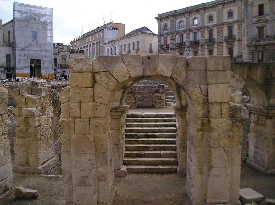 Anfiteatro Romano — Un'arena del Secondo secolo riemersa nel cuore della città