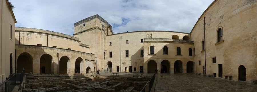 Castello di Carlo V — Una fortezza rinascimentale ampliata contro la minaccia ottomana