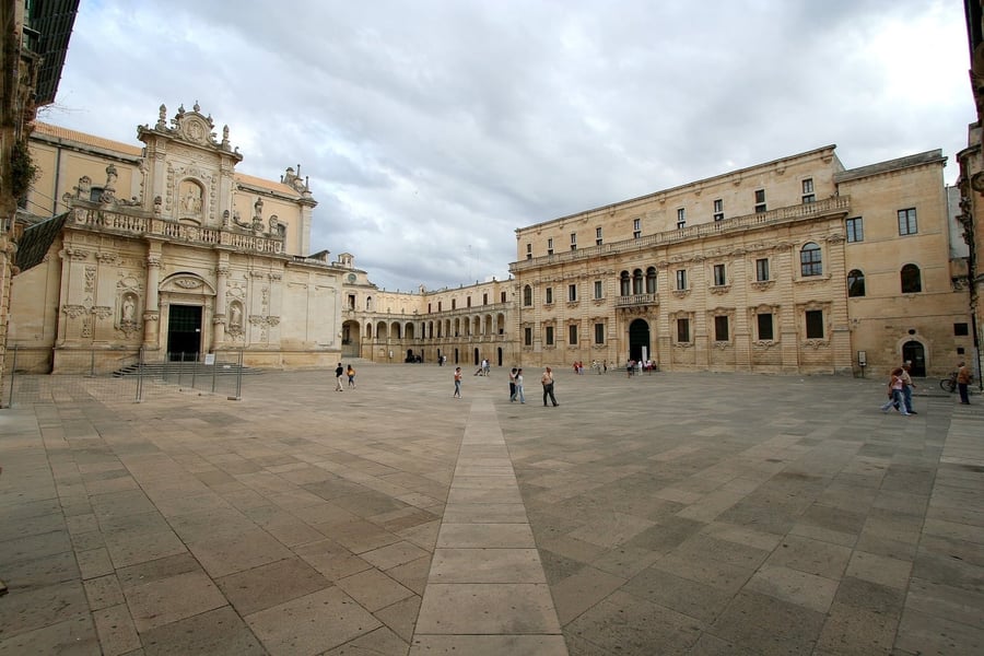 Duomo di Lecce — Due facciate barocche affacciate su una delle piazze più scenografiche d'Italia
