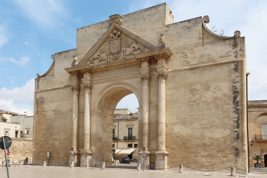Porta Napoli — L'arco trionfale che introduceva alla città murata