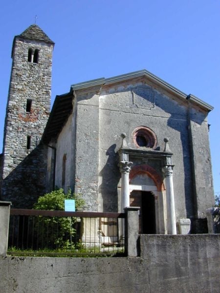 La chiesa dei Santi Primo e Feliciano — Il campanile romanico del centro storico