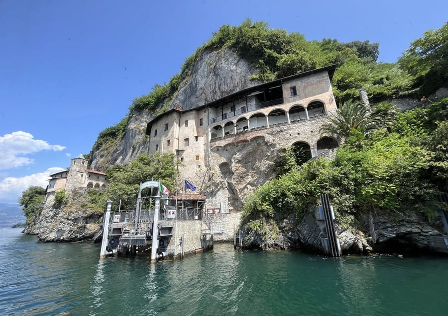 L'eremo visto dal lago — L'approdo delle barche, sotto il convento