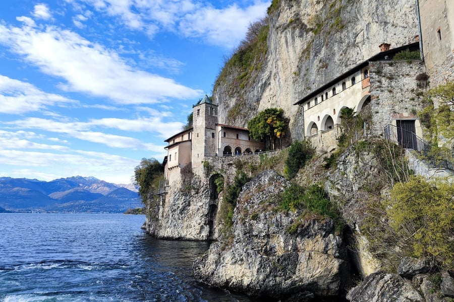 L'eremo di Santa Caterina del Sasso — Aggrappato alla roccia sul Lago Maggiore