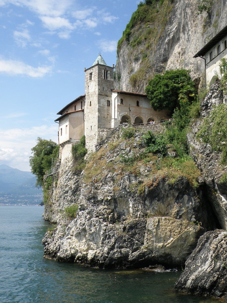 Il campanile sul lago — La torre dell'eremo che svetta sopra l'acqua