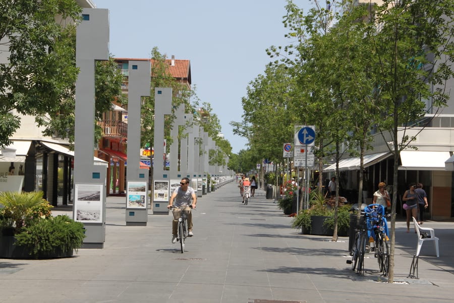 Il viale dello shopping — Passeggiando in bici tra i negozi del centro