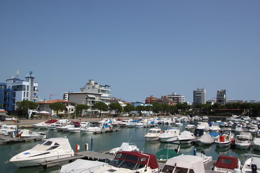 Il porto turistico — Barche ormeggiate tra la laguna e la città