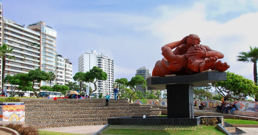 Parque del Amor — Embracing ceramic lovers suspended over the Miraflores cliffs