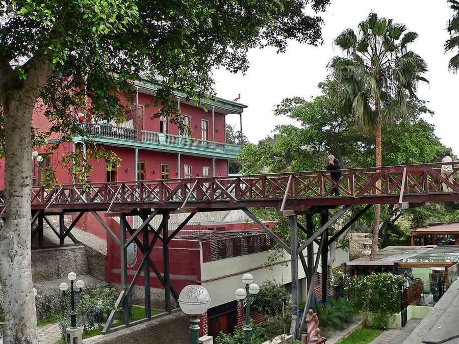 Bridge of Sighs — A wooden footbridge among Barranco's bohemian gardens