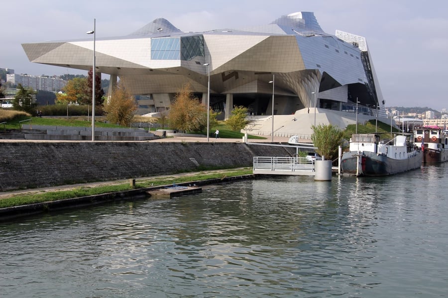 Musée des Confluences — Un cristallo di vetro e acciaio dove il Rodano incontra la Saona