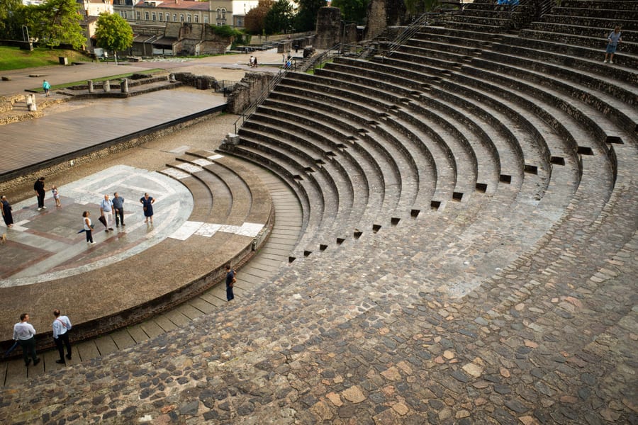 Teatro antico di Fourvière — Le gradinate romane dove Lugdunum applaudiva i suoi spettacoli