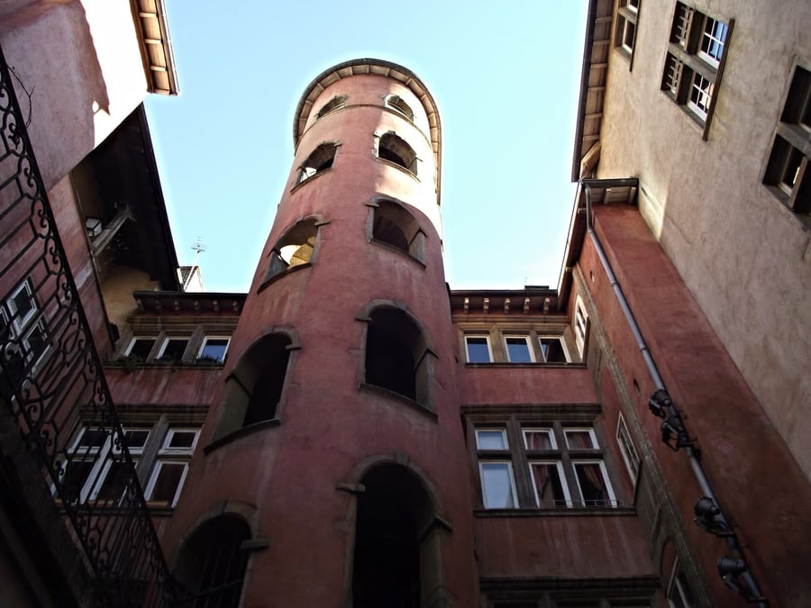 Traboules del Vieux Lyon — I passaggi segreti che attraversano i palazzi rinascimentali