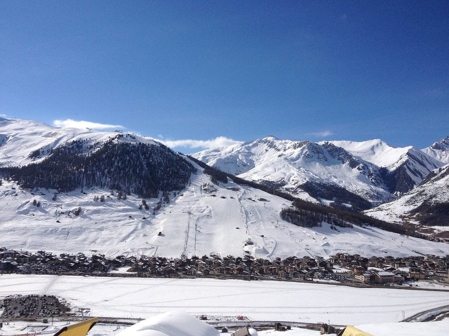 Il paese di Livigno — Le case sparse lungo il lungo fondovalle