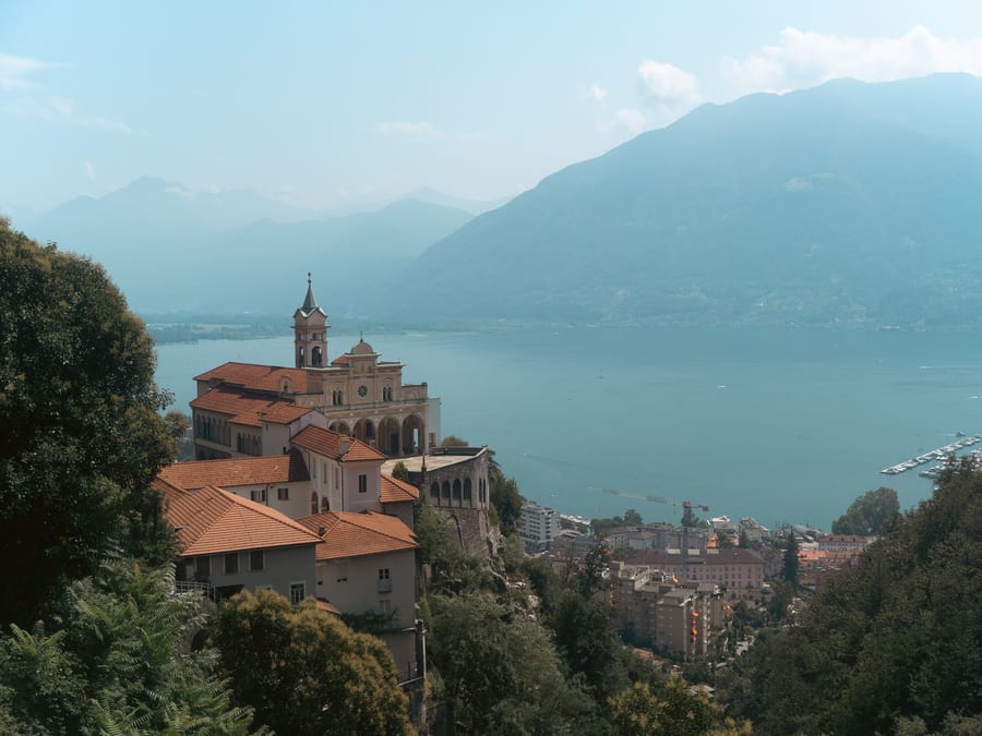 La Madonna del Sasso — Il santuario aggrappato alla roccia sopra la città