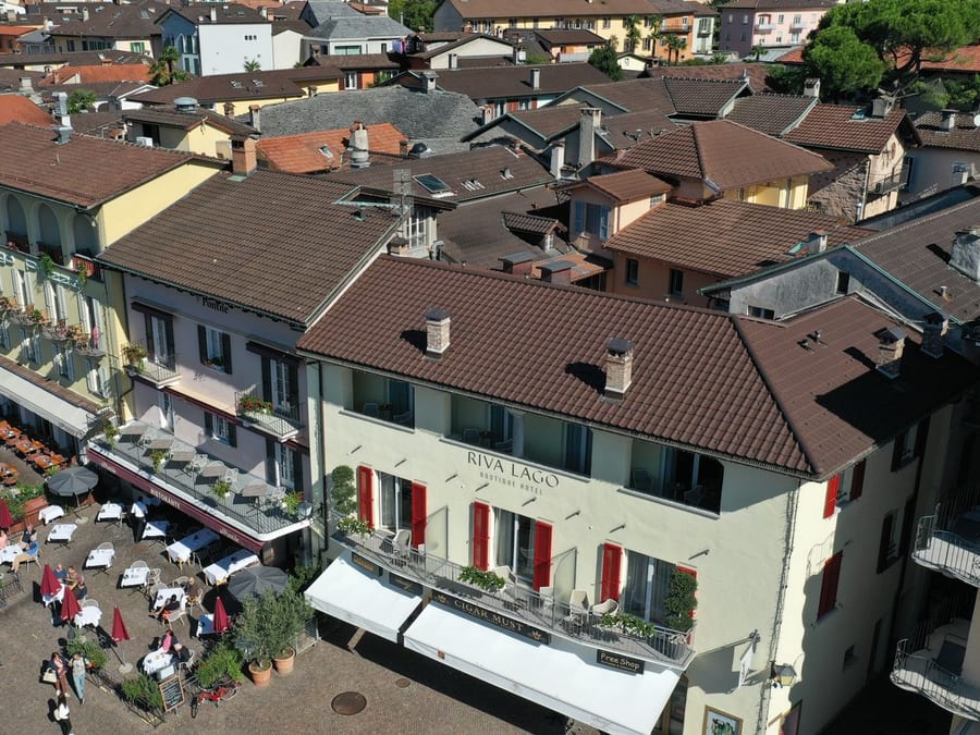 Piazza Grande — I tavolini sotto i portici, e ad agosto lo schermo più grande d'Europa