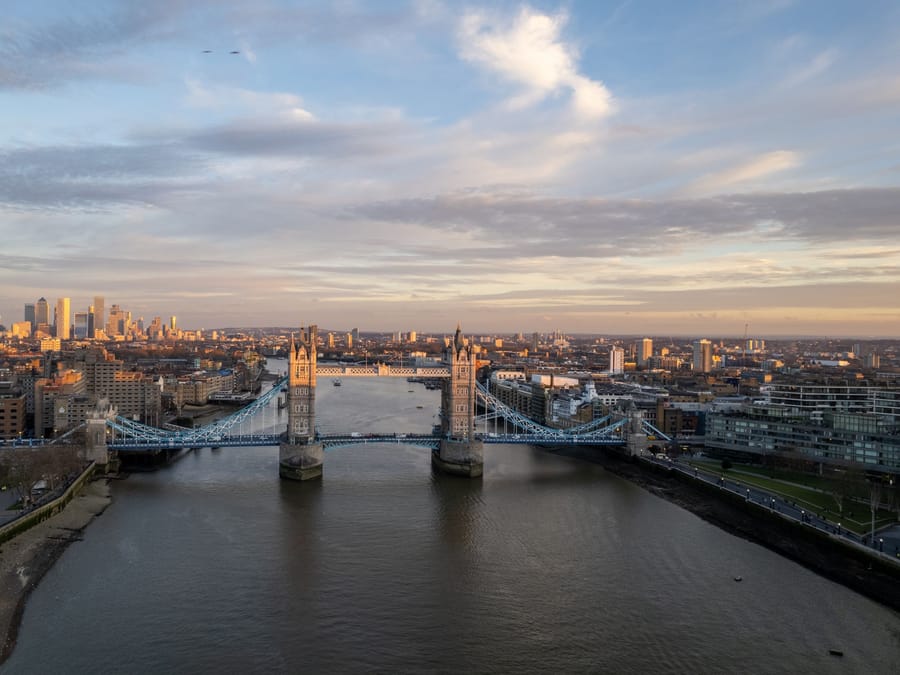 Tower Bridge — The bridge that opens in two