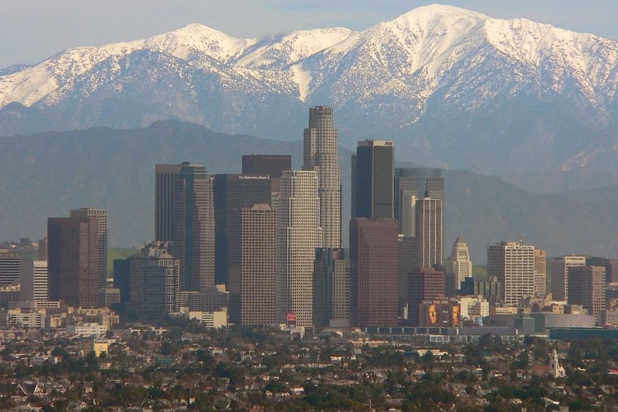Lo skyline di Downtown — I grattacieli del centro stagliati contro le montagne di San Gabriel