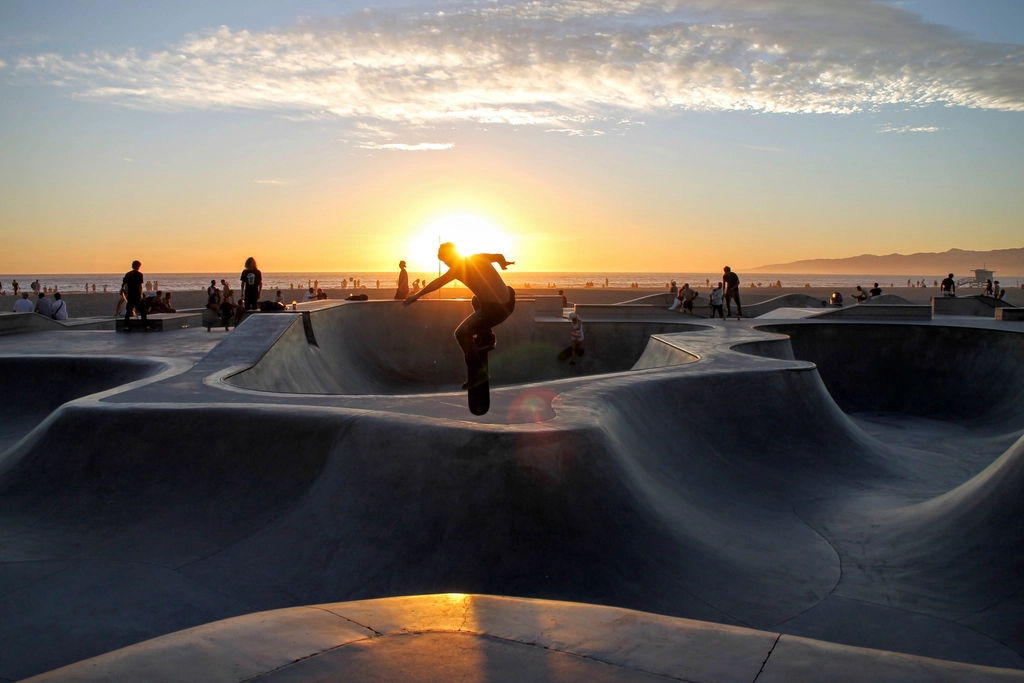 Il lungomare di Venice Beach — Skater, palestre all'aperto e murales lungo l'oceano
