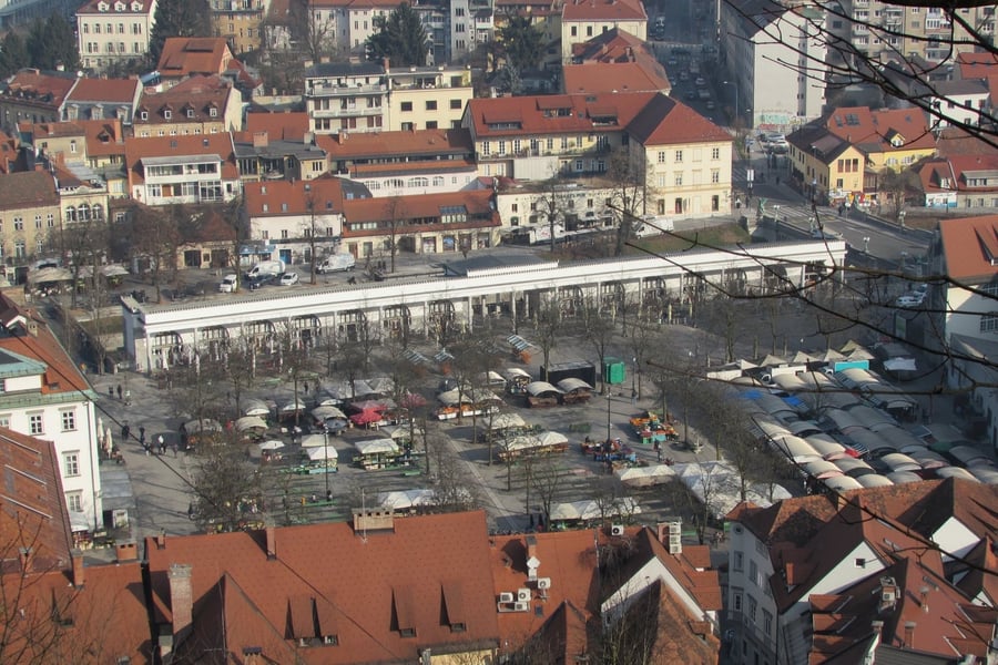 Mercato Centrale — Il lungo colonnato di Plečnik affacciato sul fiume