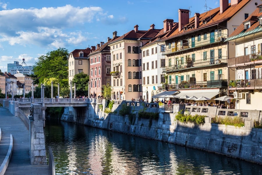 Lungofiume della Ljubljanica — Le case colorate e i caffè affacciati sul fiume che attraversa la città