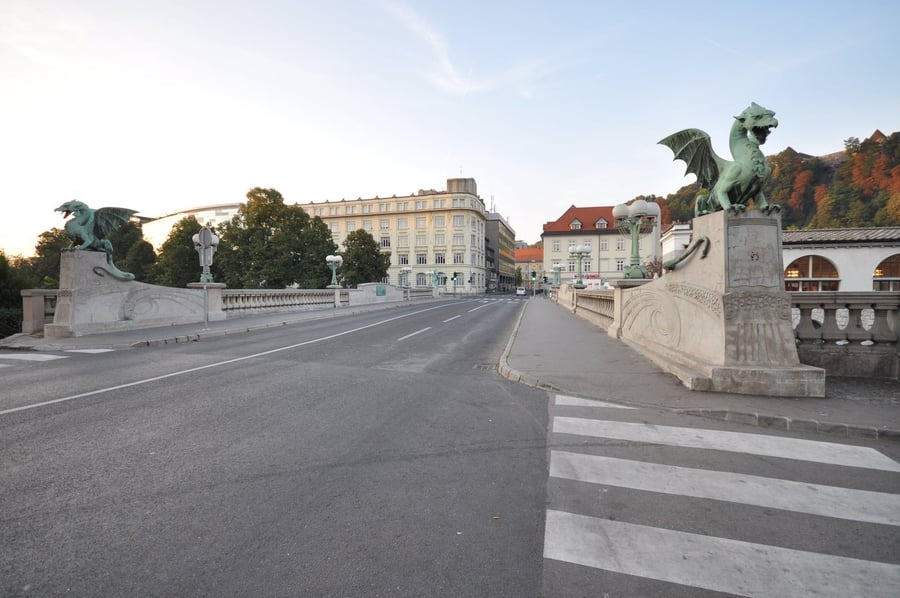 Ponte del Drago — Quattro draghi di rame vegliano sul simbolo della città