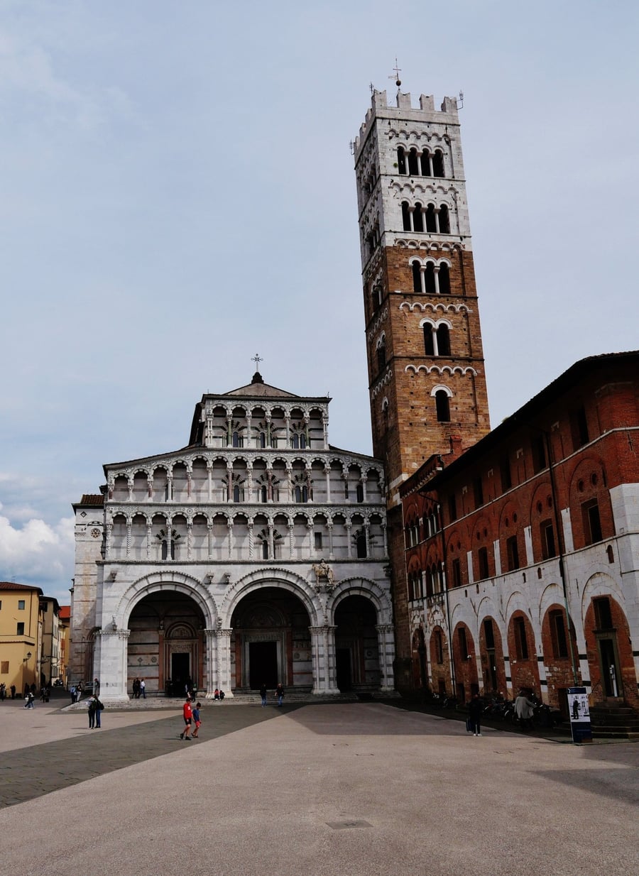 Cattedrale di San Martino — La facciata asimmetrica di Piazza San Martino