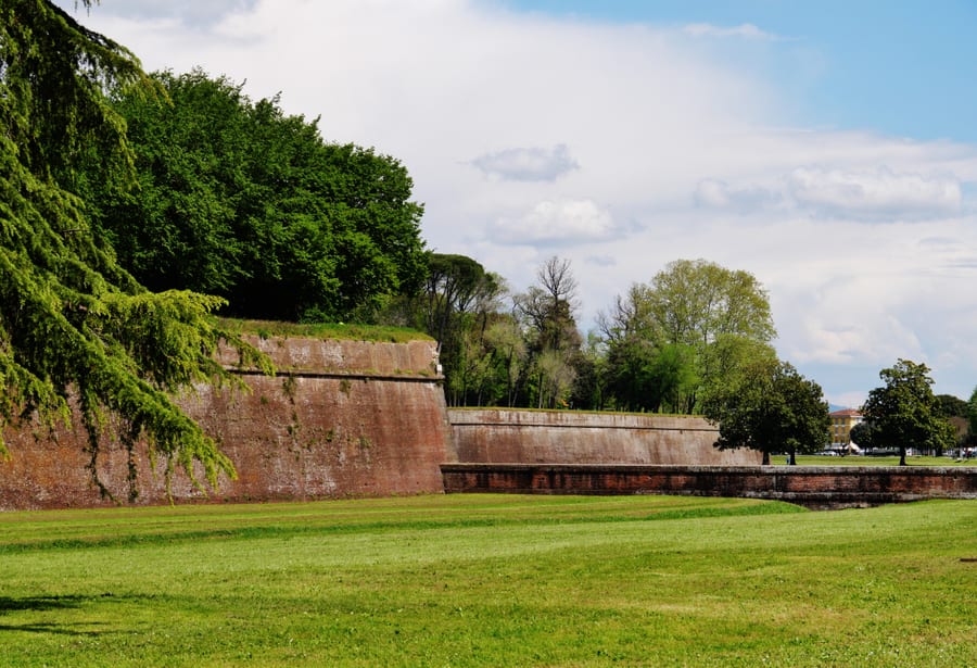 Le Mura di Lucca — L'unica cinta rinascimentale rimasta intatta in Italia