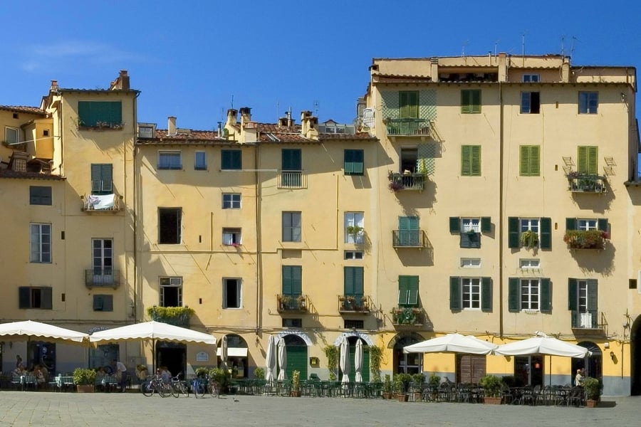 Piazza dell'Anfiteatro — La piazza ovale nata da un anfiteatro romano