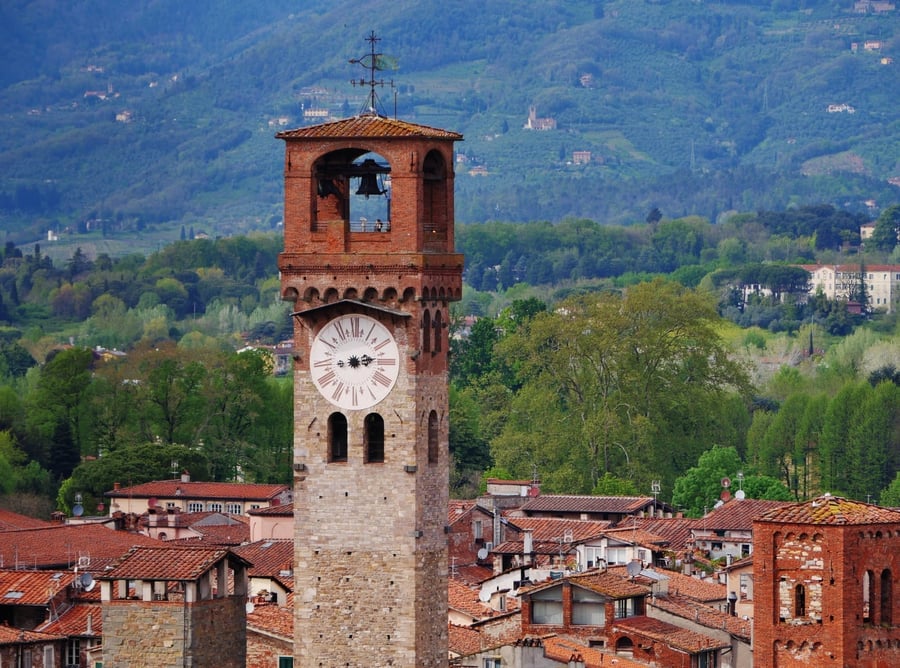 Torre dell'Orologio — La torre più alta della città, su Via Fillungo