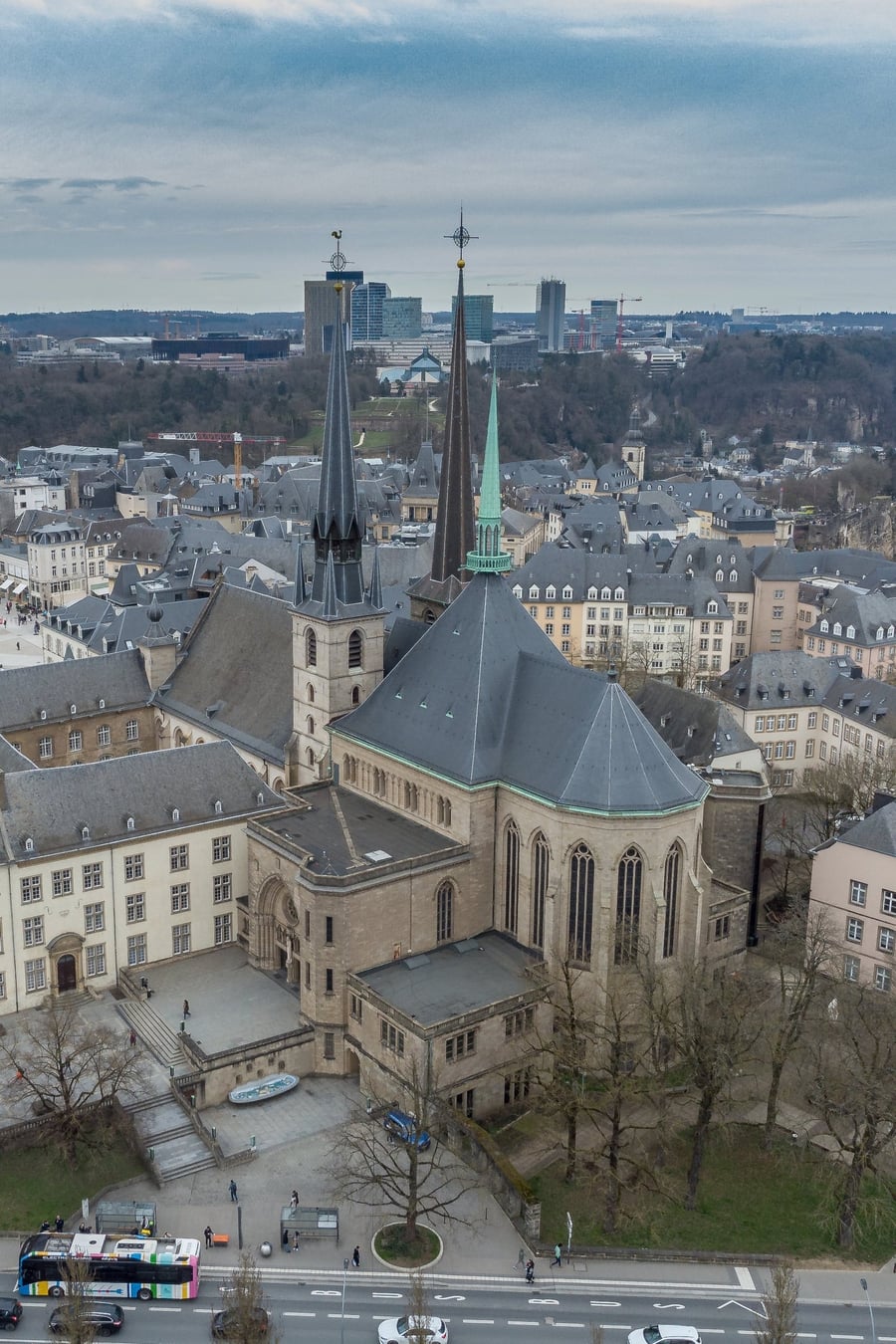 Cattedrale di Notre-Dame — Guglie gotiche e portali rinascimentali nel cuore della città vecchia