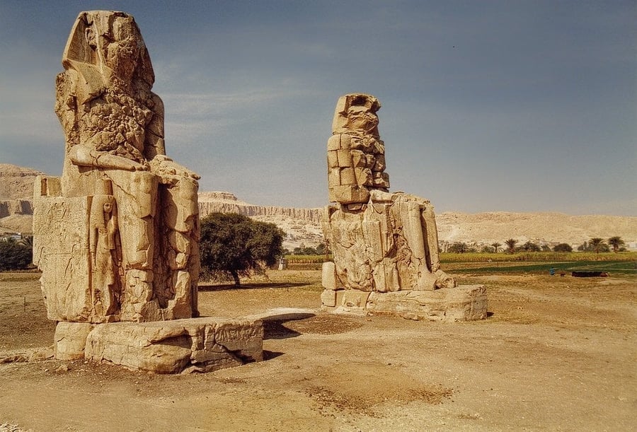 I Colossi di Memnone — Due giganti di arenaria che vegliano sulla piana tebana
