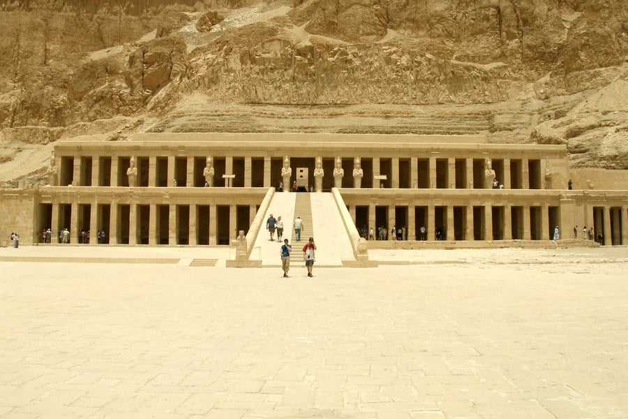 Il Tempio di Hatshepsut — Terrazze bianche incastonate nella falesia di Deir el-Bahari