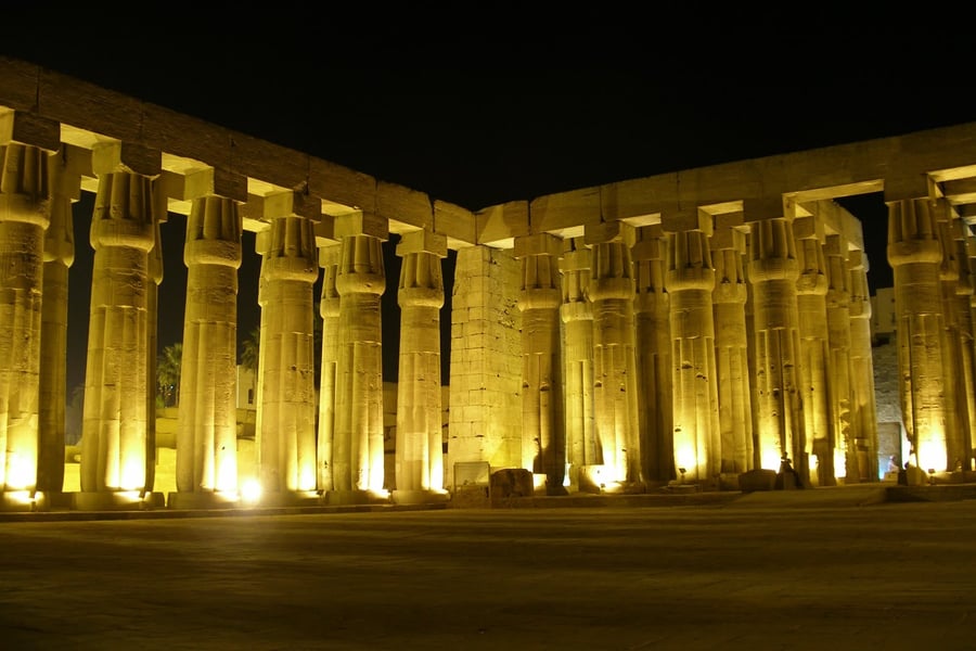 Il Tempio di Luxor — Il colonnato di Amenofi III illuminato al calar della notte