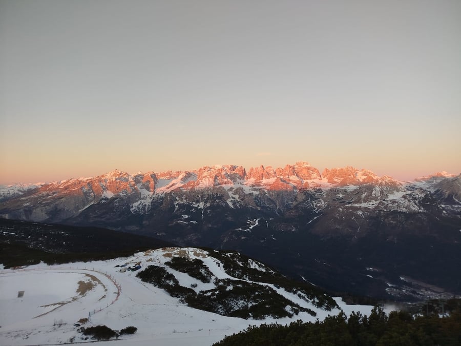 Le Dolomiti di Brenta — Guglie di roccia chiara che dominano la conca di Campiglio