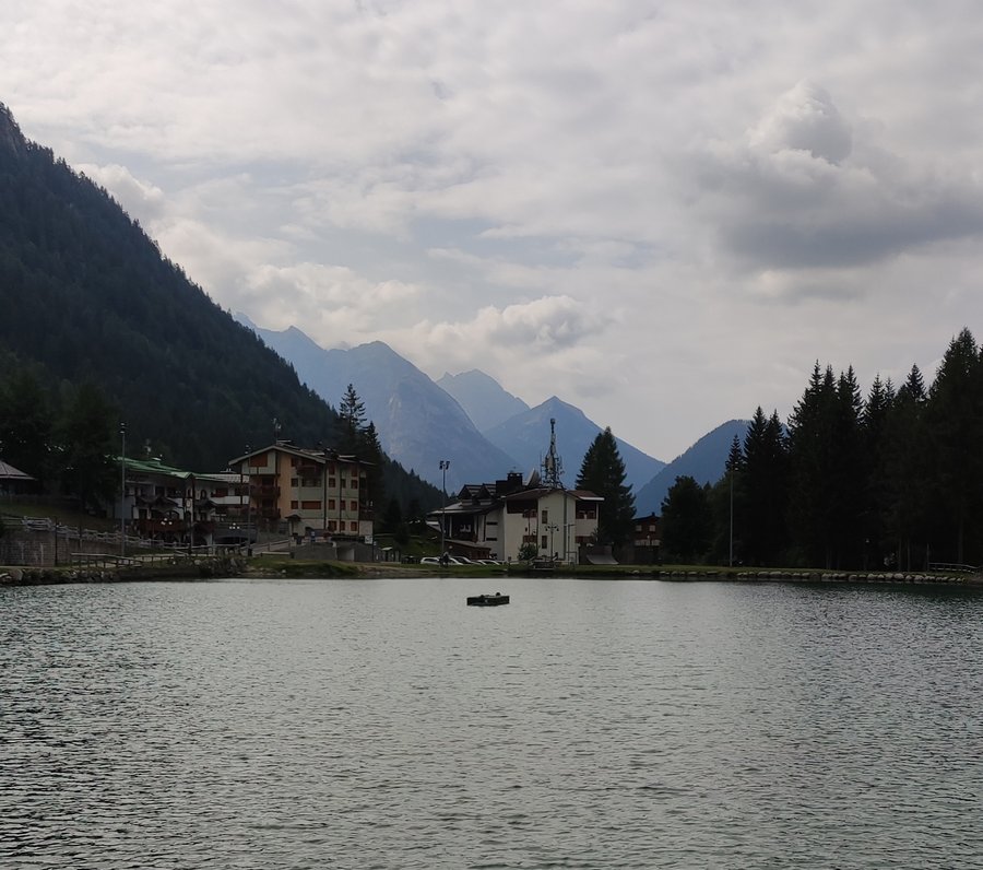 Il laghetto di Campiglio — Lo specchio d'acqua nel cuore del paese