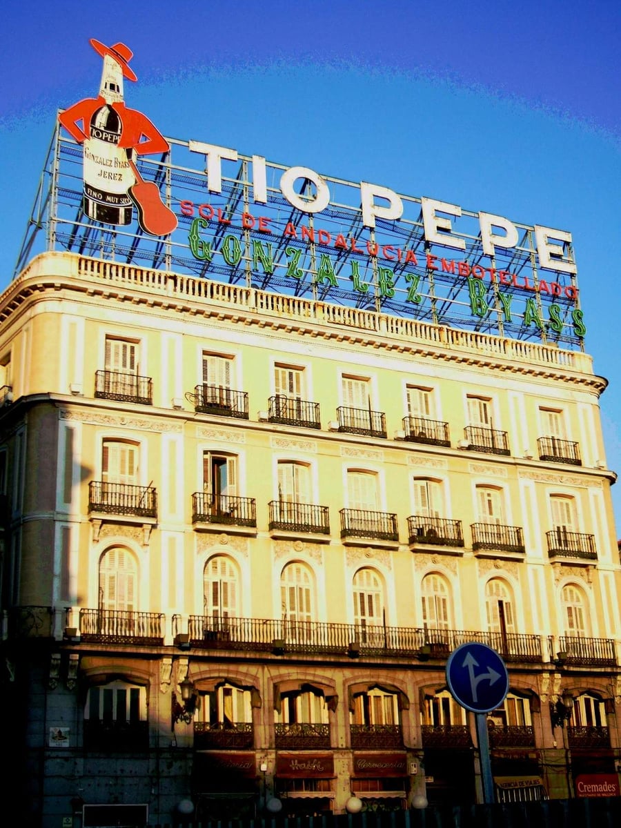 La Puerta del Sol — L'insegna luminosa del Tío Pepe, simbolo della piazza dal 1936