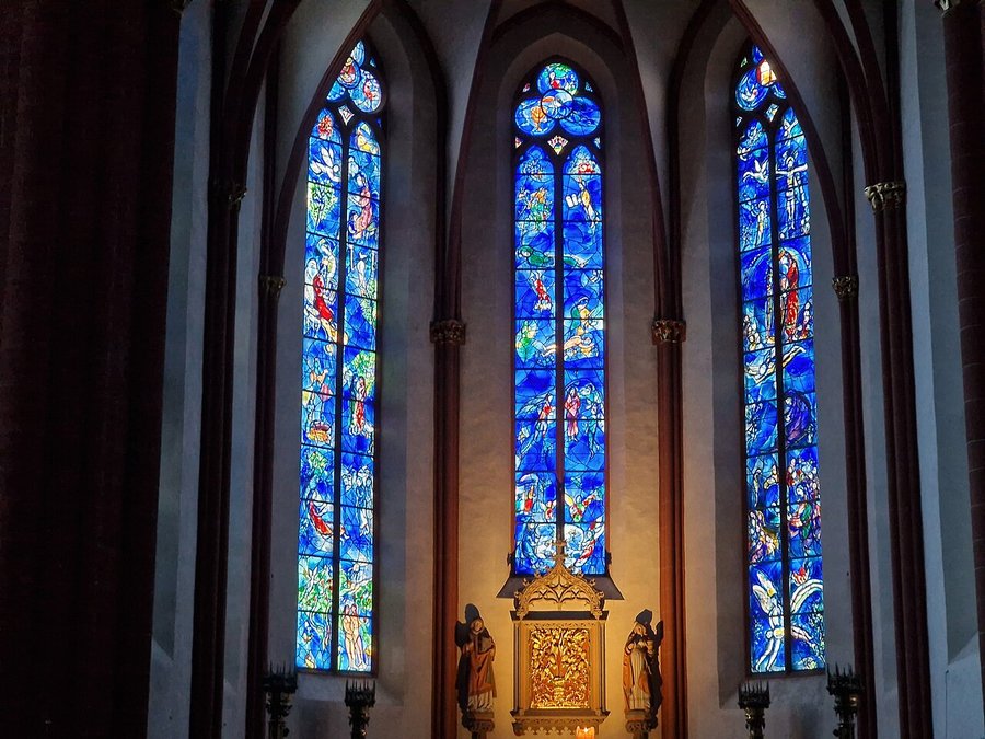 Le vetrate di Chagall in Santo Stefano — Nove finestre blu disegnate da Marc Chagall negli ultimi anni della sua vita