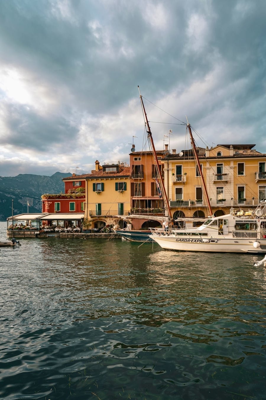 Il borgo sul lungolago — Vicoli di pietra affacciati sull'acqua