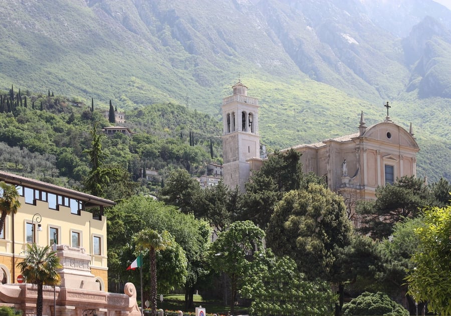 Chiesa di Santo Stefano — Il campanile che guarda il lago
