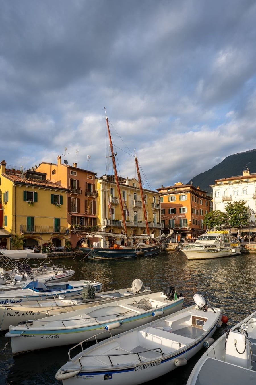 Il porto vecchio — Barche a vela sotto il castello